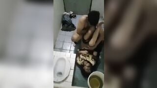 địt em học sinh say sỉn trong nhà vệ sinh