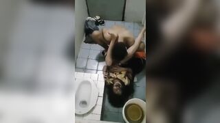 địt em học sinh say sỉn trong nhà vệ sinh