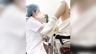em gái được bác sĩ mân mê sướng quá bắn nước đầy mặt bác sĩ
