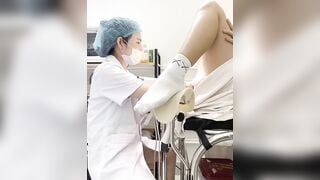 em gái được bác sĩ mân mê sướng quá bắn nước đầy mặt bác sĩ