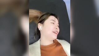 em gái được bác sĩ mân mê sướng quá bắn nước đầy mặt bác sĩ