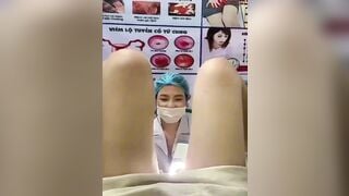 em gái được bác sĩ mân mê sướng quá bắn nước đầy mặt bác sĩ