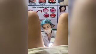 em gái được bác sĩ mân mê sướng quá bắn nước đầy mặt bác sĩ