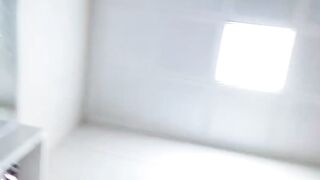 Anh trai đặt cam lén quay thì bị em gái phát hiện