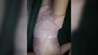 Mặc bộ đồ ngủ đợi chồng đi làm về