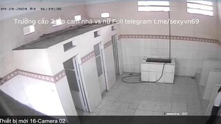 thầy hiệu trưởng lắp cam quay học sinh trong nhà vệ sinh