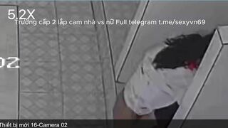 thầy hiệu trưởng lắp cam quay học sinh trong nhà vệ sinh
