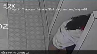 thầy hiệu trưởng lắp cam quay học sinh trong nhà vệ sinh