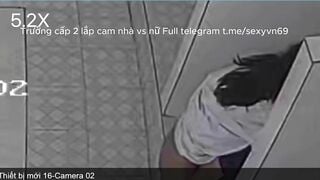 thầy hiệu trưởng lắp cam quay học sinh trong nhà vệ sinh