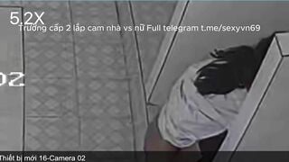 thầy hiệu trưởng lắp cam quay học sinh trong nhà vệ sinh