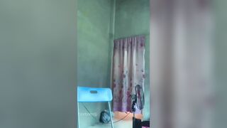 em gái đang thủ dâm thì anh trai mở cửa đi vào