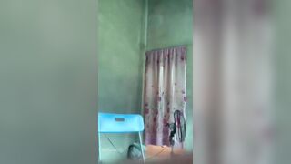 em gái đang thủ dâm thì anh trai mở cửa đi vào