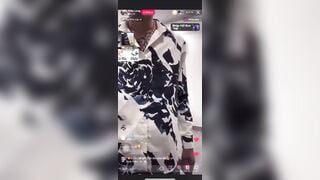 vợ thầy long lộ cảnh thay đồ ngay trên live tiktok