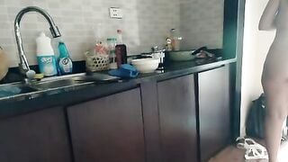 em gái teen đít to zú bự vừa nấu cơm vừa thủ dâm