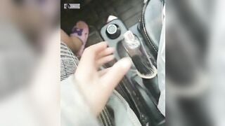 em gái nứng lồn thủ dâm với tay phanh oto ngay trên xe