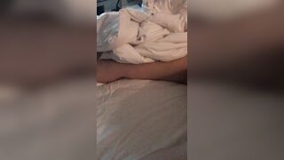 em gái mới lớn ngủ say bị anh lột quần ra để phá trinh