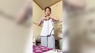 Quỳnh Chi 2k8 Vú To Thủ Dâm Với Bím Mới Mọc Lông Phần 3