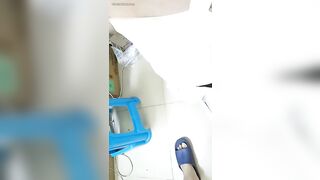 Con gái đang học bài thì bị bố dí cặc vào lưng