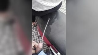 VN biến thái đái lên người lạ P2