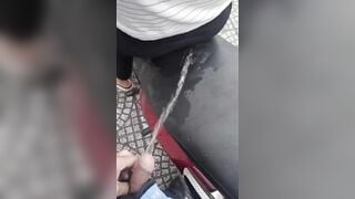 VN biến thái đái lên người lạ P2