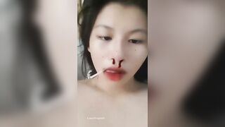 em tomboy thủ dâm cùng ngón tay hư hỏng và cái bím rỉ nước