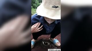 đang đi làm rẫy thì đè nhau ra địt ngay trên rẫy