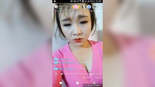 áo bà ba hồng đang ngồi live mà nứng quá chịu không nỗi