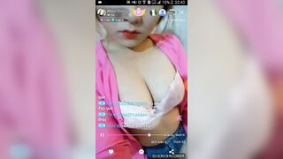 áo bà ba hồng đang ngồi live mà nứng quá chịu không nỗi