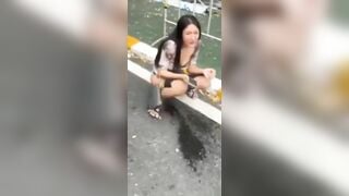 em gái ngồi đái bắn nước đái ngay ngoài đường