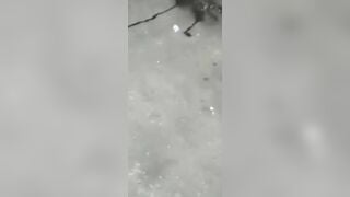 em gái ngồi đái bắn nước đái ngay ngoài đường
