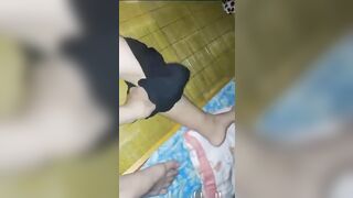 Ông anh ăn hại thật sự, tốn bao công chỉ cởi được mỗi cái quần em nó