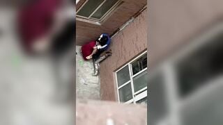 quay lén 2 em học sinh vét máng nhau trong ngõ vắng