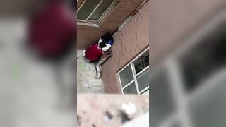 quay lén 2 em học sinh vét máng nhau trong ngõ vắng