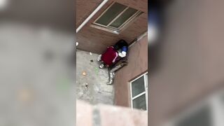 quay lén 2 em học sinh vét máng nhau trong ngõ vắng
