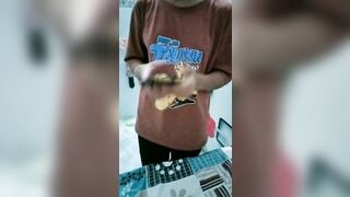 Cứ cho mượn điện thoại là nghe lời răm rắp, bảo cho xem lồn cũng cho