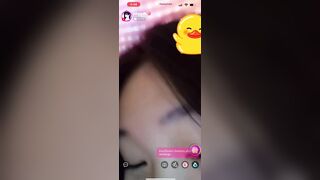 minh thư 2k8 mới lớn đã live app show hàng thủ dâm với bím múp hồng hào
