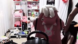 Nữ streamer vì quên không tắt livestream mà hàng chục nghìn fan đã được 1 phen bổ mắ