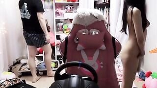 Nữ streamer vì quên không tắt livestream mà hàng chục nghìn fan đã được 1 phen bổ mắ