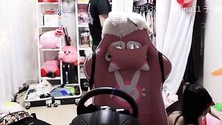 Nữ streamer vì quên không tắt livestream mà hàng chục nghìn fan đã được 1 phen bổ mắ