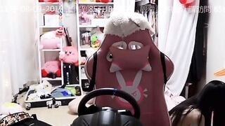 Nữ streamer vì quên không tắt livestream mà hàng chục nghìn fan đã được 1 phen bổ mắ