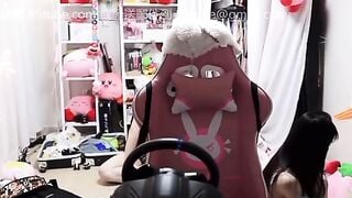 Nữ streamer vì quên không tắt livestream mà hàng chục nghìn fan đã được 1 phen bổ mắ
