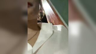 em nhận viên trốn việc vào nhà vệ sinh show hàng thủ dâm rên rỉ cực nứng