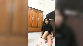 em gái teen mặt xinh dâm đãng quay tiktok show hàng rậm lông