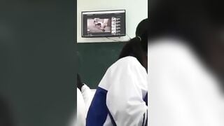 Thầy giáo mở phim sex cho học sinh xem