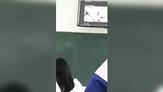 Thầy giáo mở phim sex cho học sinh xem