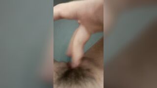 Lồn non tơ mới mọc lông thủ dâm bắn nước với bím cực hồng xem mà nứng