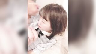Em nhỏ nhưng em có thể chấp 1 lúc được 2 anh.
