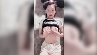 em học sinh mới lớn mặt xinh show hàng cực nuột và múp