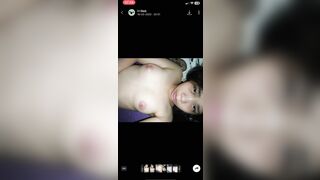 Bé gái thích khoe ngực mới nhú