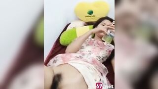 cùng thằng bạn thân sang nhà chơi với con bạn thân mà em không mặc đồ lót